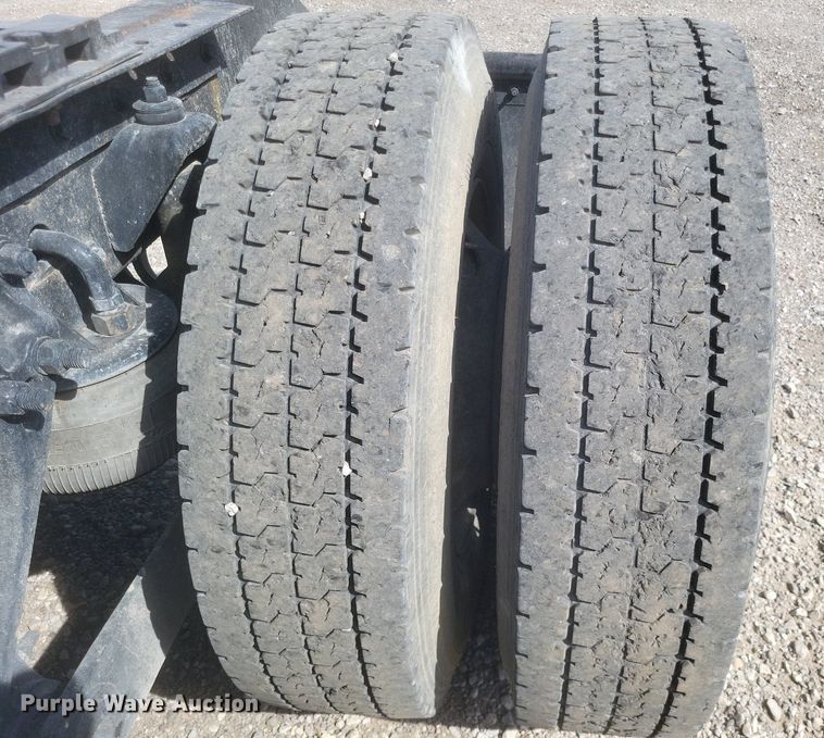 image for item EJ7995 2005 Kenworth  T600 Aerocab semi truck