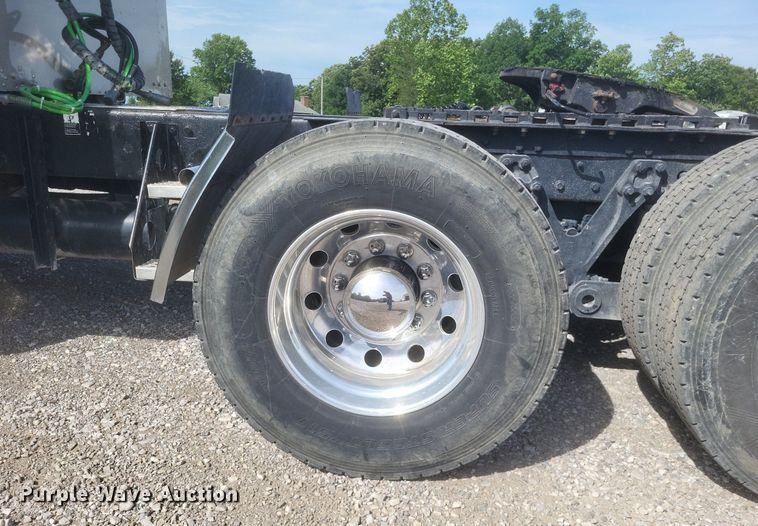 image for item EJ7995 2005 Kenworth  T600 Aerocab semi truck