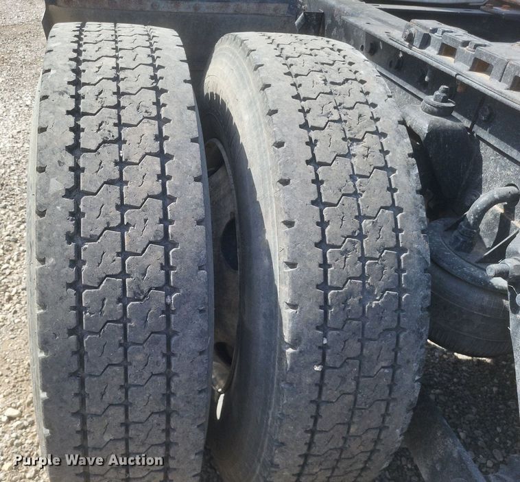 image for item EJ7995 2005 Kenworth  T600 Aerocab semi truck