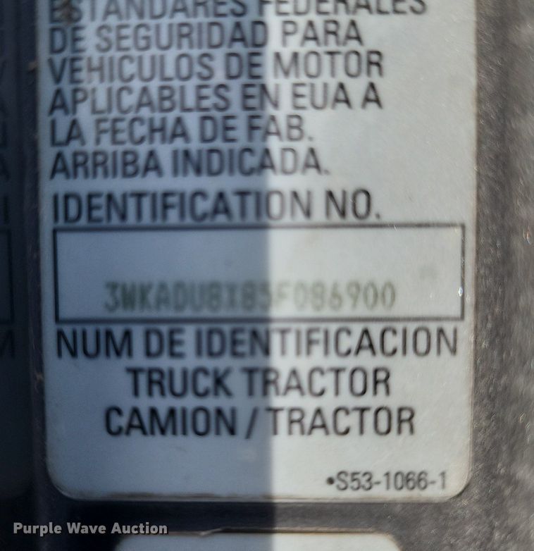 image for item EJ7995 2005 Kenworth  T600 Aerocab semi truck