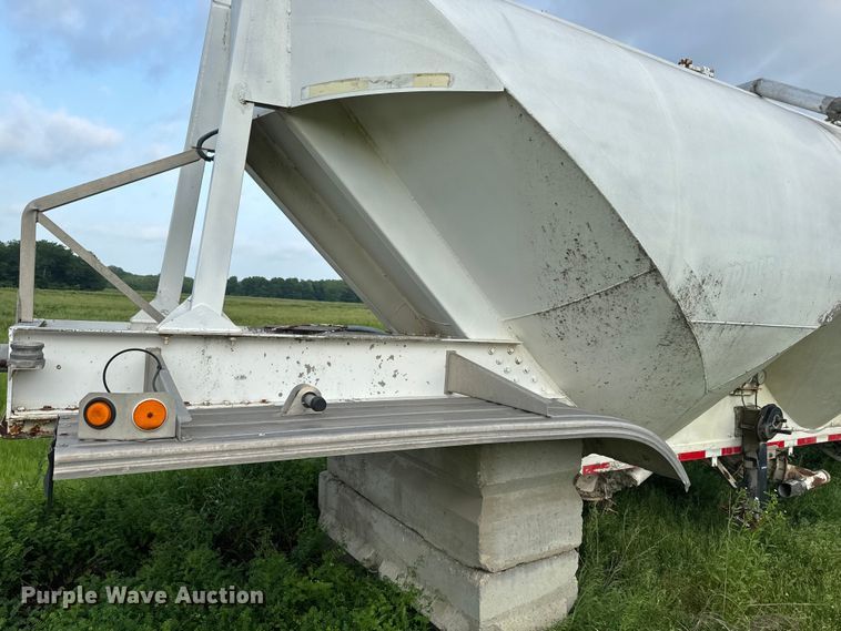 image for item EK1351 1978 Fruehauf pneumatic dry bulk trailer