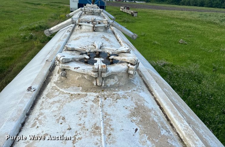 image for item EK1351 1978 Fruehauf pneumatic dry bulk trailer