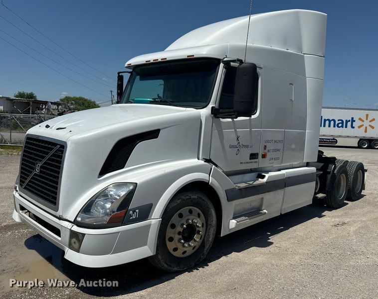 image for item EK1353 2006 Volvo VNL semi truck