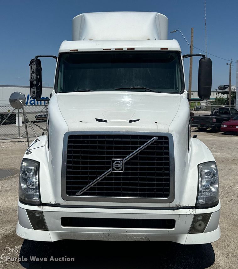 image for item EK1353 2006 Volvo VNL semi truck