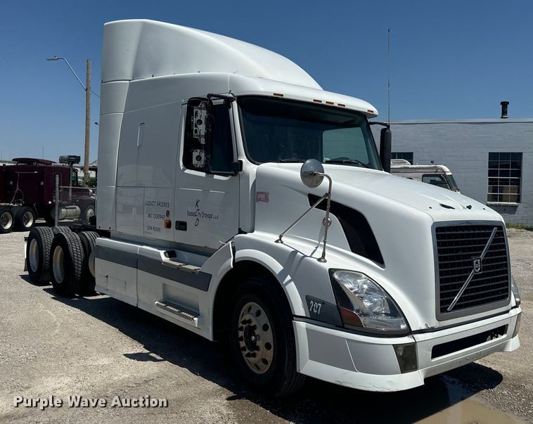 image for item EK1353 2006 Volvo VNL semi truck