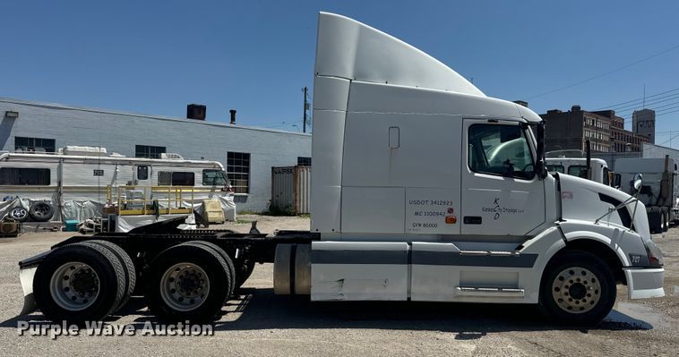 image for item EK1353 2006 Volvo VNL semi truck