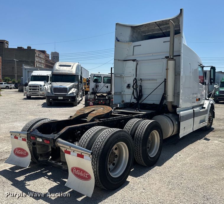 image for item EK1353 2006 Volvo VNL semi truck