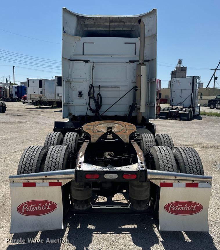 image for item EK1353 2006 Volvo VNL semi truck