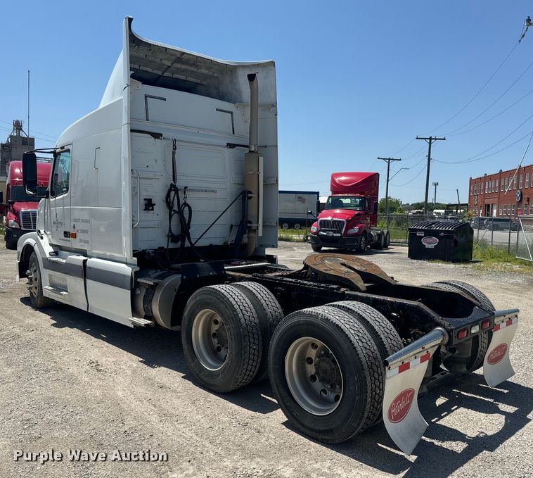 image for item EK1353 2006 Volvo VNL semi truck