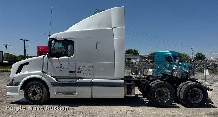 image for item EK1353 2006 Volvo VNL semi truck