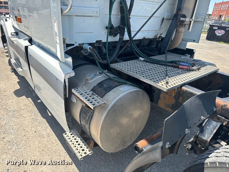 image for item EK1353 2006 Volvo VNL semi truck