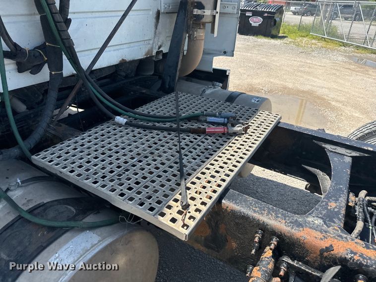 image for item EK1353 2006 Volvo VNL semi truck