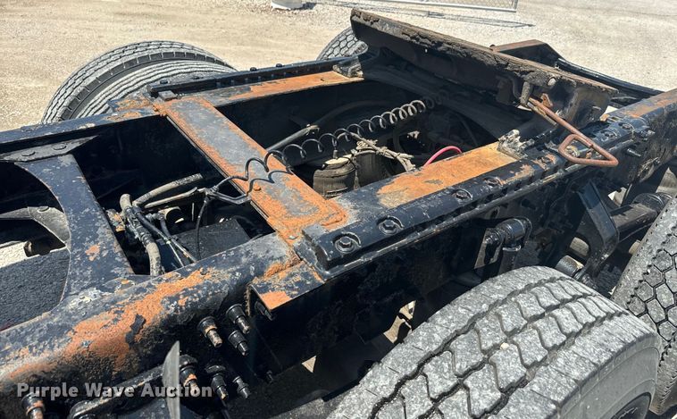 image for item EK1353 2006 Volvo VNL semi truck