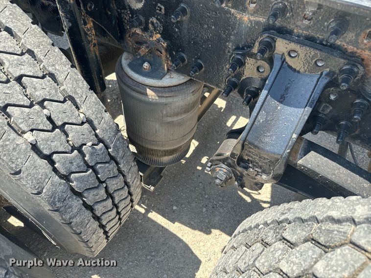 image for item EK1353 2006 Volvo VNL semi truck