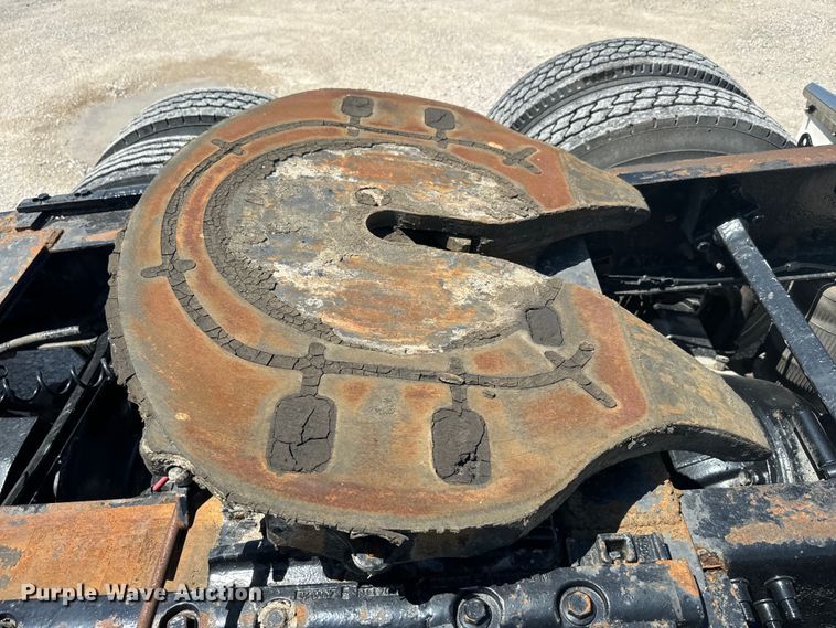 image for item EK1353 2006 Volvo VNL semi truck