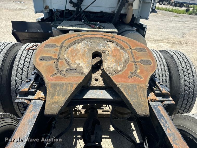 image for item EK1353 2006 Volvo VNL semi truck