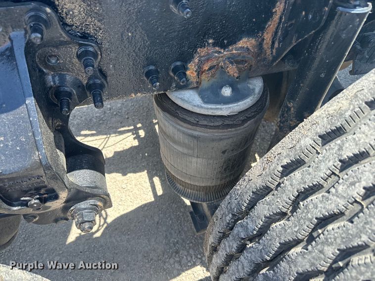 image for item EK1353 2006 Volvo VNL semi truck