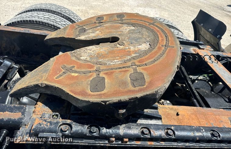 image for item EK1353 2006 Volvo VNL semi truck