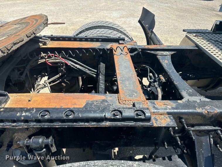 image for item EK1353 2006 Volvo VNL semi truck