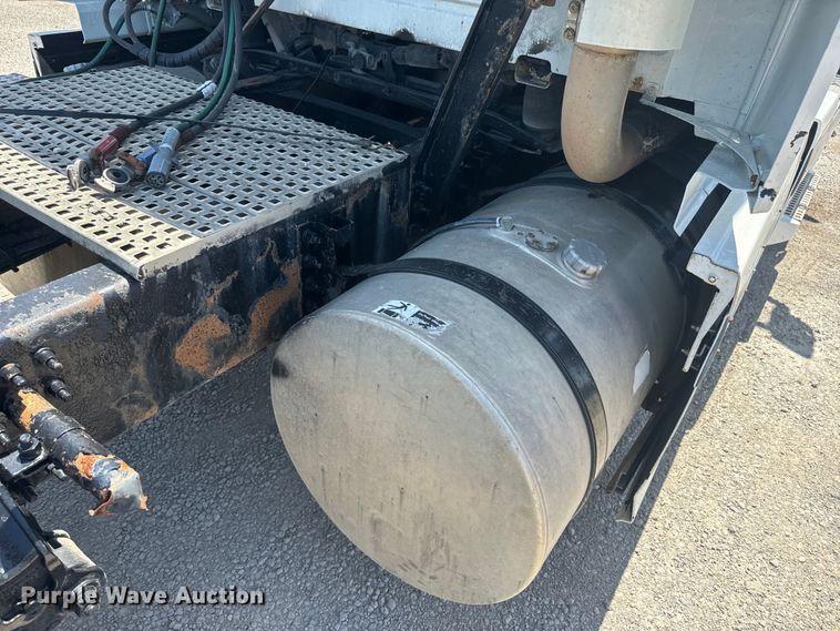 image for item EK1353 2006 Volvo VNL semi truck