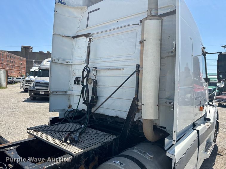image for item EK1353 2006 Volvo VNL semi truck