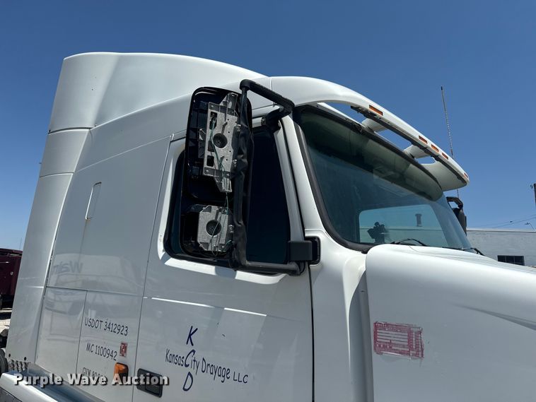 image for item EK1353 2006 Volvo VNL semi truck