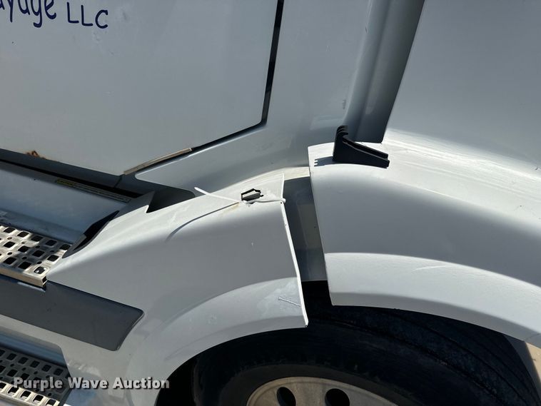 image for item EK1353 2006 Volvo VNL semi truck