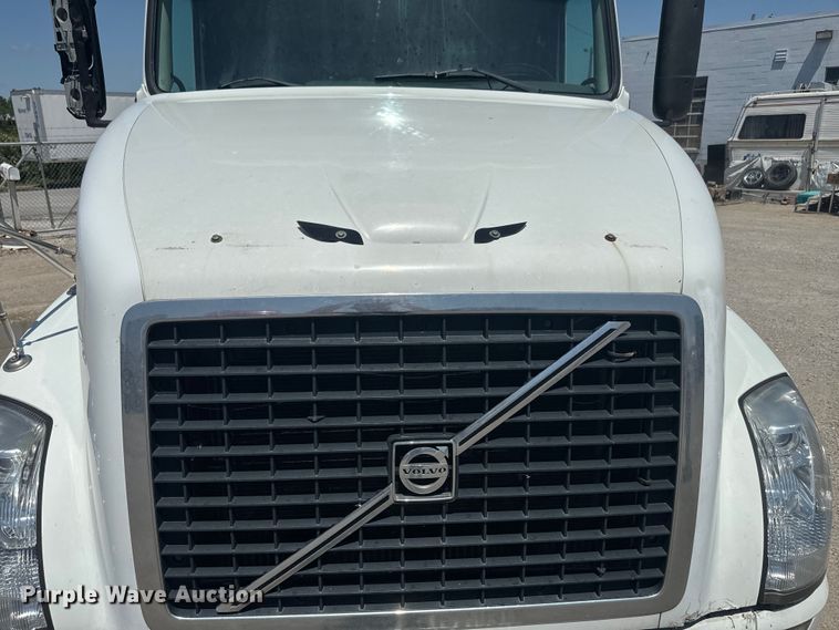 image for item EK1353 2006 Volvo VNL semi truck