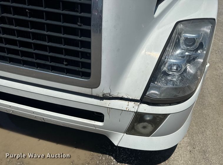 image for item EK1353 2006 Volvo VNL semi truck