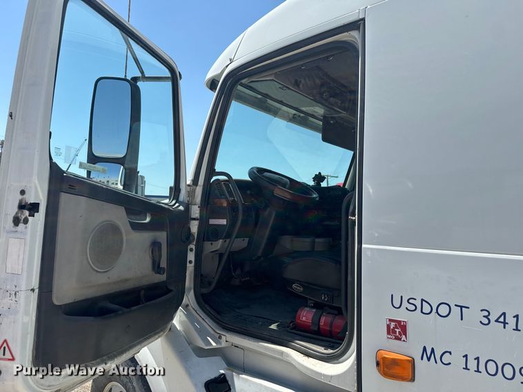 image for item EK1353 2006 Volvo VNL semi truck