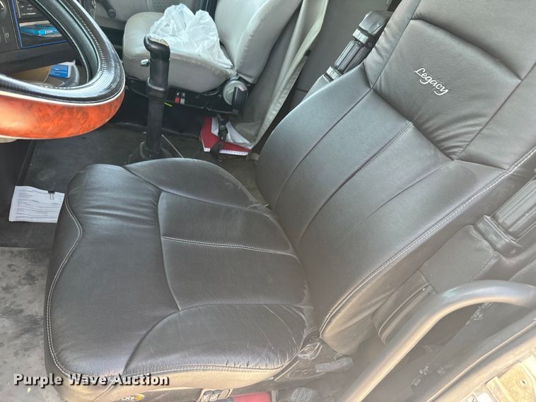 image for item EK1353 2006 Volvo VNL semi truck