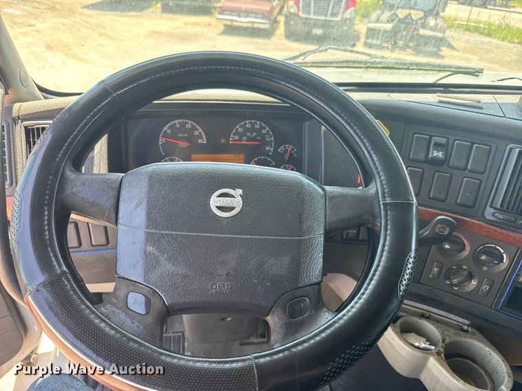 image for item EK1353 2006 Volvo VNL semi truck