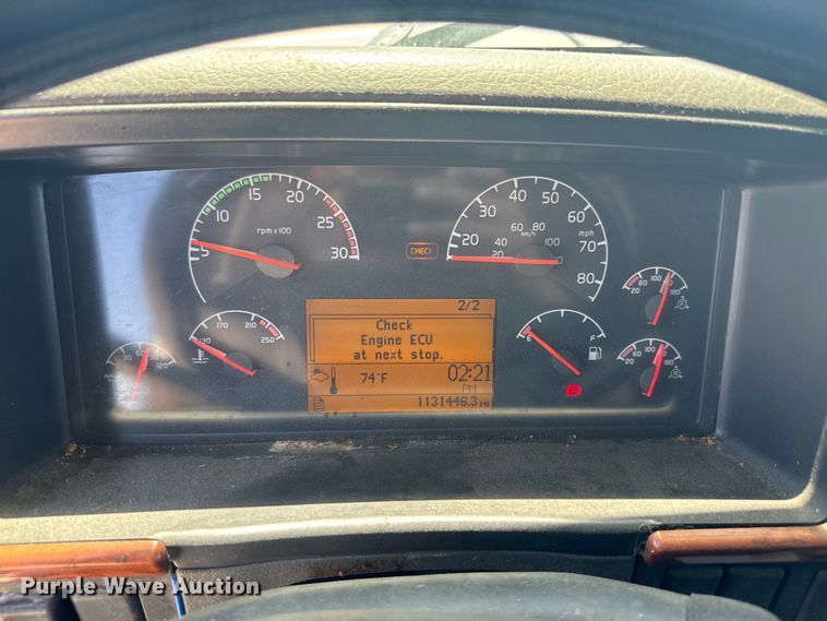 image for item EK1353 2006 Volvo VNL semi truck