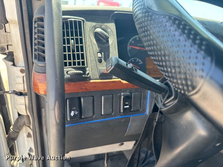 image for item EK1353 2006 Volvo VNL semi truck