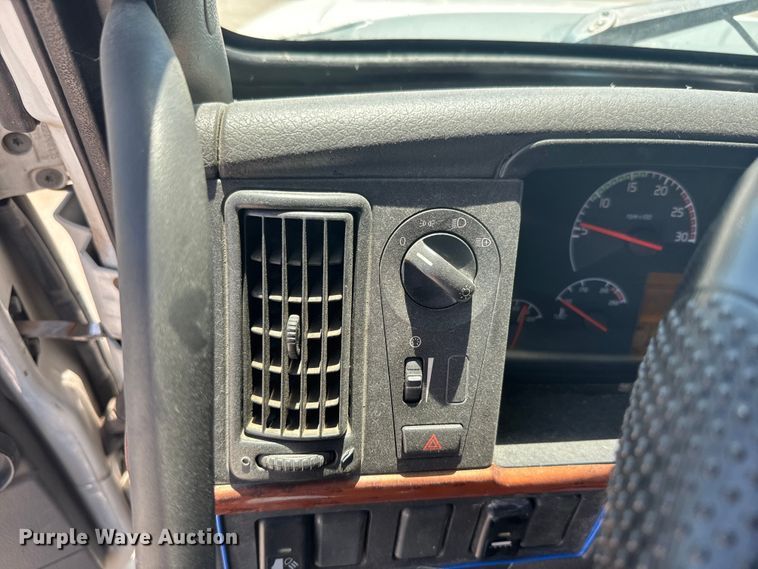 image for item EK1353 2006 Volvo VNL semi truck