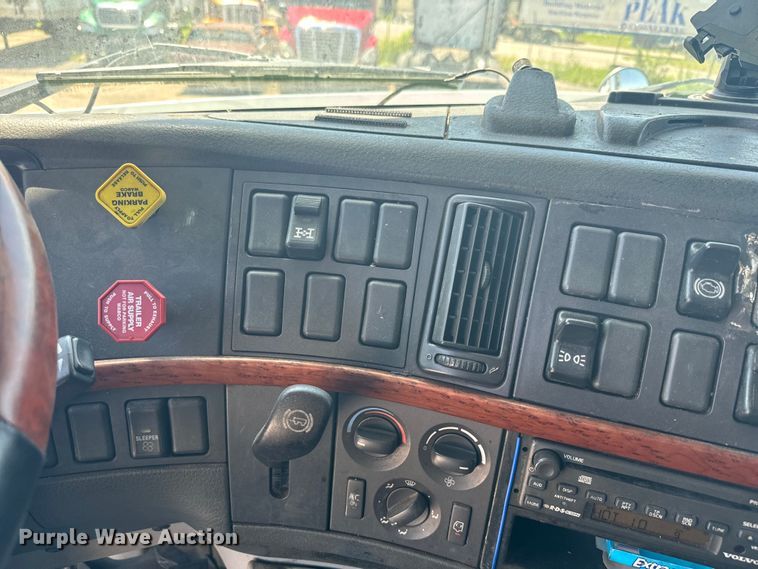 image for item EK1353 2006 Volvo VNL semi truck