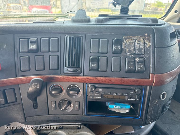 image for item EK1353 2006 Volvo VNL semi truck