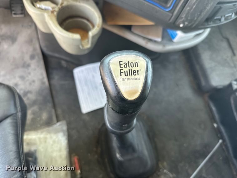 image for item EK1353 2006 Volvo VNL semi truck