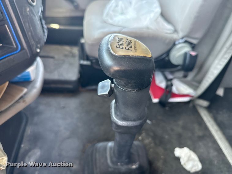 image for item EK1353 2006 Volvo VNL semi truck