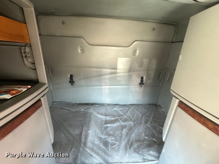 image for item EK1353 2006 Volvo VNL semi truck