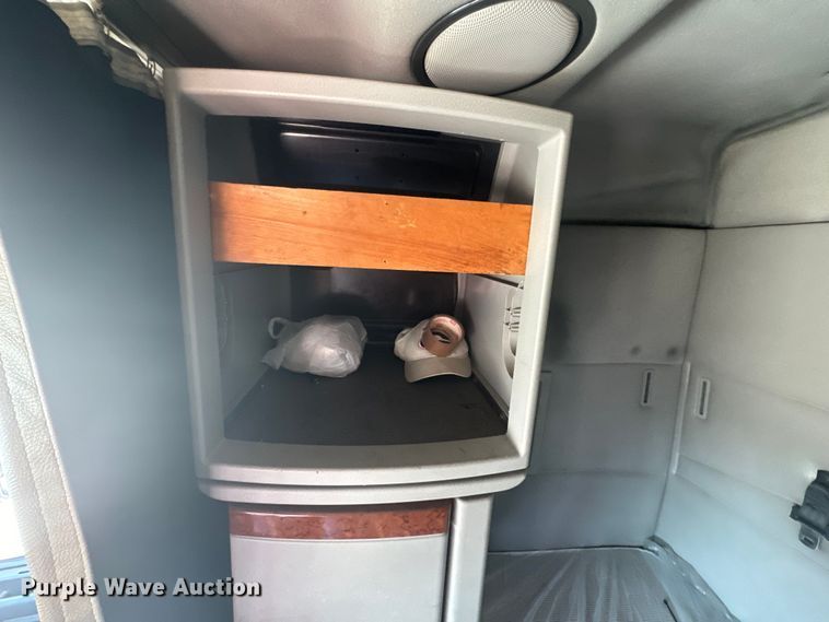 image for item EK1353 2006 Volvo VNL semi truck