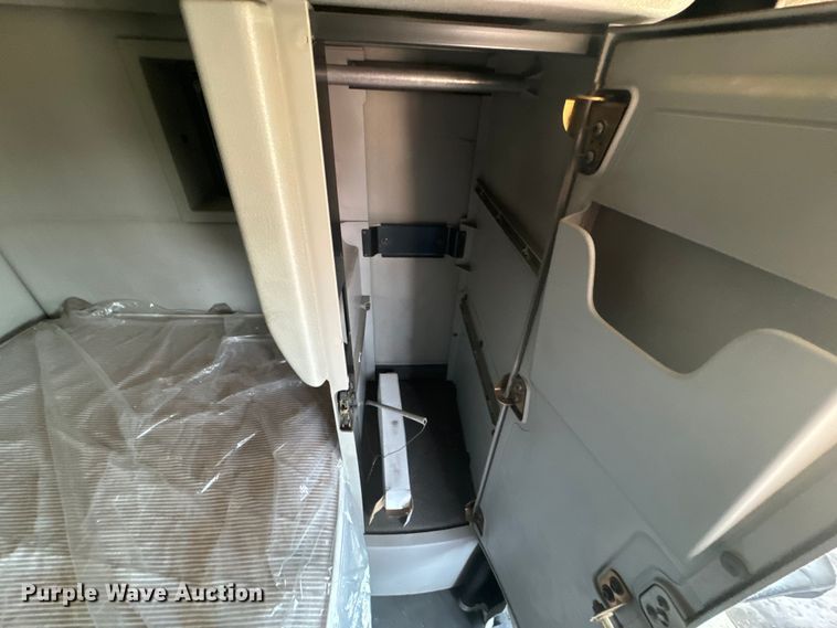 image for item EK1353 2006 Volvo VNL semi truck