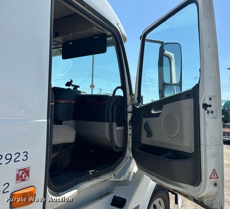 image for item EK1353 2006 Volvo VNL semi truck