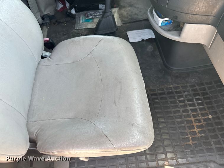 image for item EK1353 2006 Volvo VNL semi truck