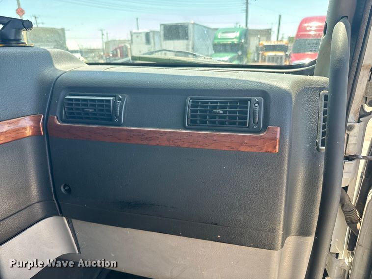 image for item EK1353 2006 Volvo VNL semi truck