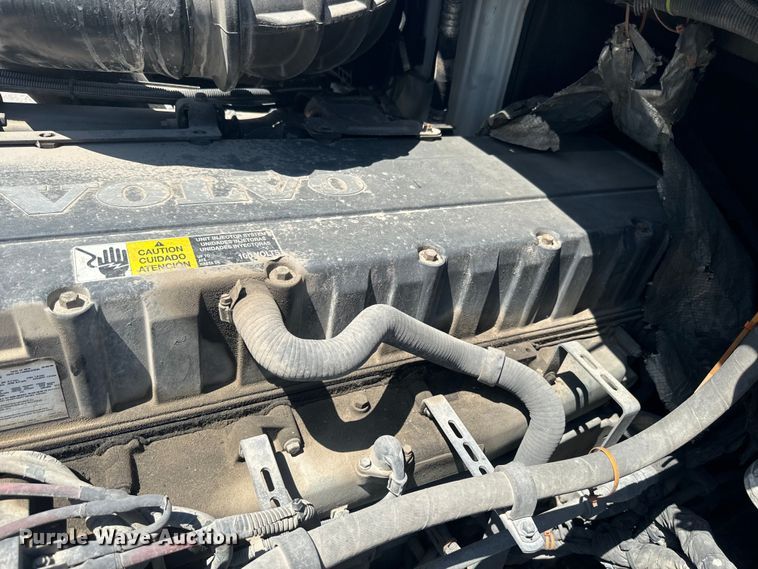 image for item EK1353 2006 Volvo VNL semi truck