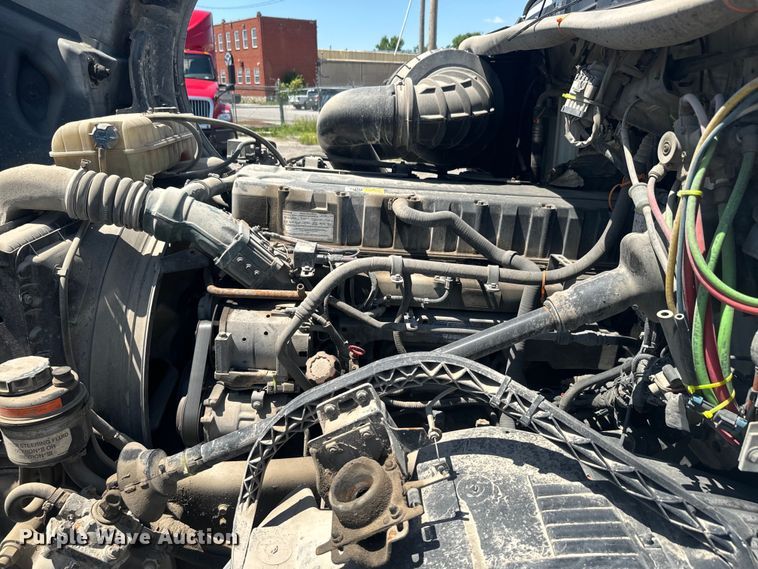 image for item EK1353 2006 Volvo VNL semi truck