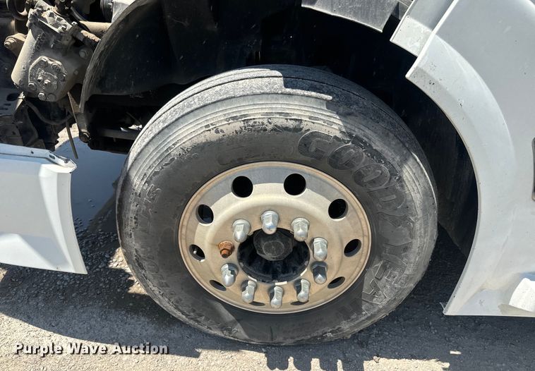 image for item EK1353 2006 Volvo VNL semi truck