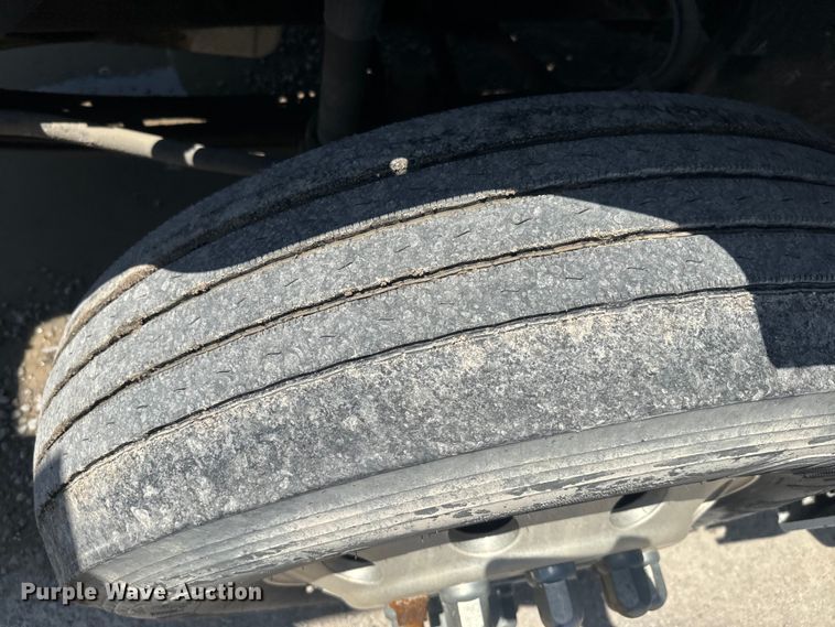 image for item EK1353 2006 Volvo VNL semi truck