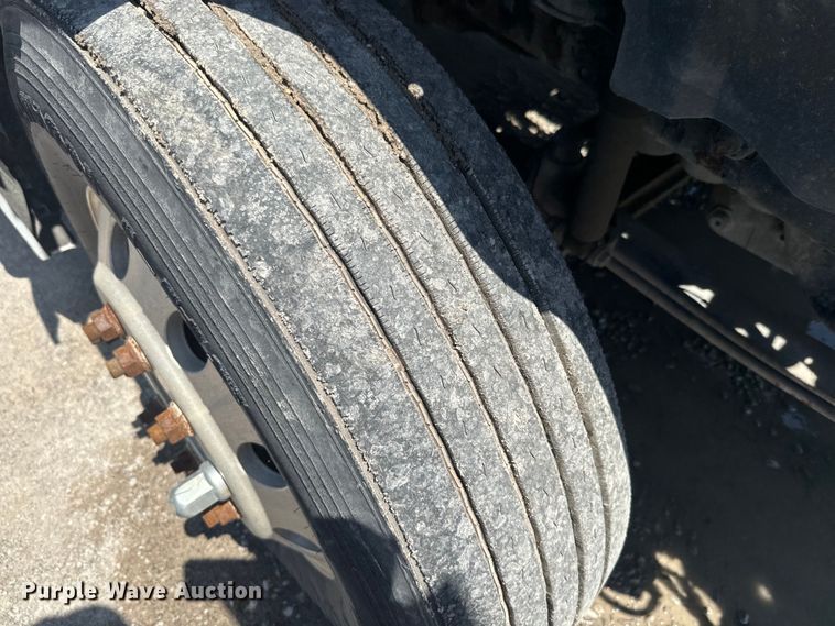 image for item EK1353 2006 Volvo VNL semi truck